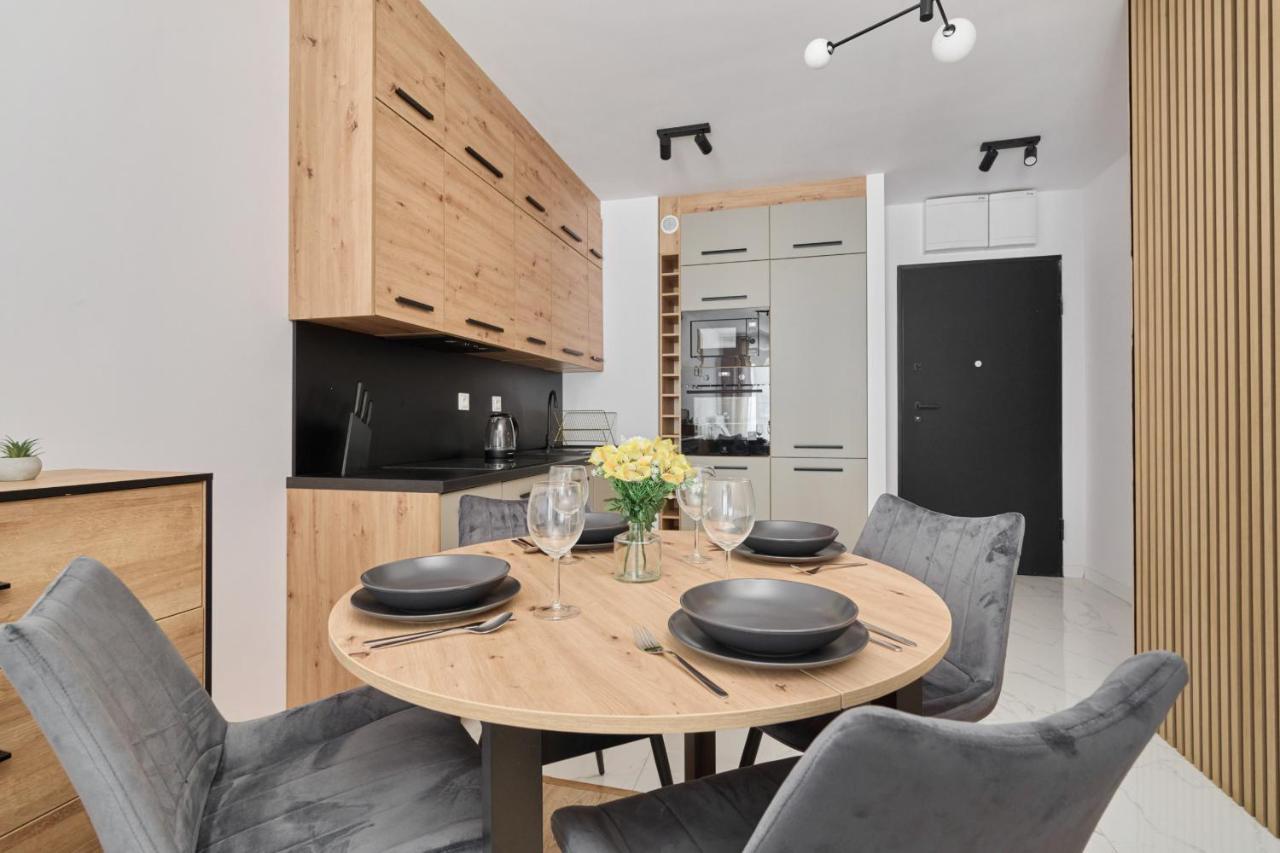 Nowoczesny Apartament Z Balkonem I Parkingiem W Centrum Wroclawia By Noclegi Renters Екстер'єр фото